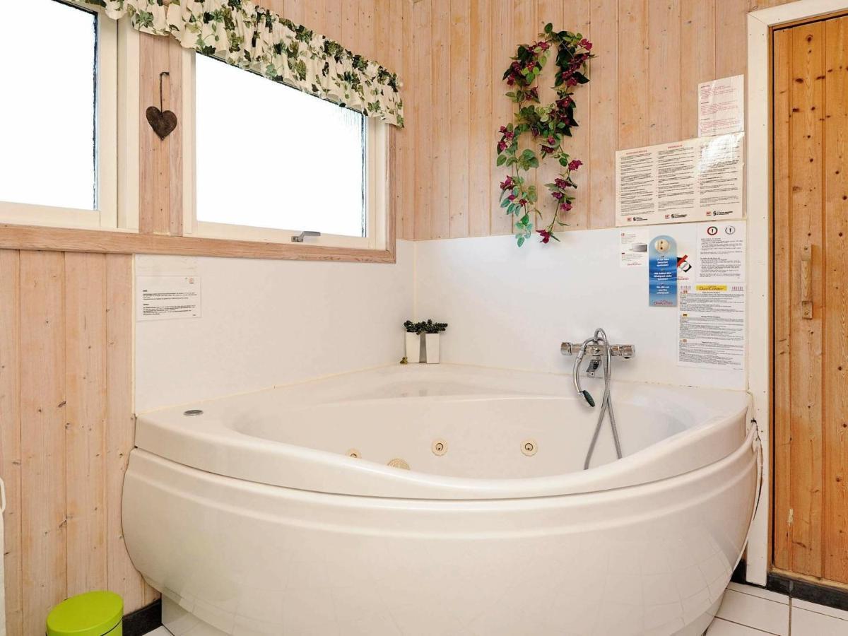 8 Person Holiday Home In Hejls Habitación foto